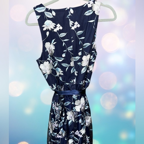 Alex & Eve by Alex Evenings Fully Lined Navy Floral Sleeveless Maxi & Satin Tie - Picture 6 of 7